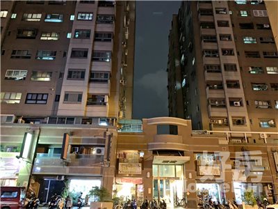 鄉城文化特區的大樓外觀(夜間)